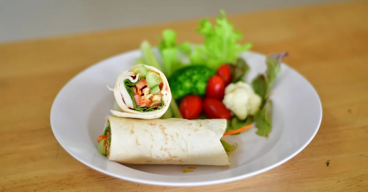 Tortilla wysokobiałkowa z szynką drobiową